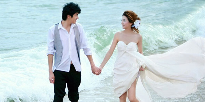 去海边拍婚纱照姿势 大海见证两人幸福瞬间