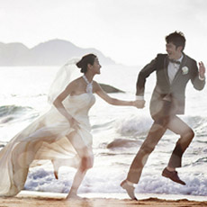 海边拍婚纱照的姿势 拍出大气时尚的海景婚纱照