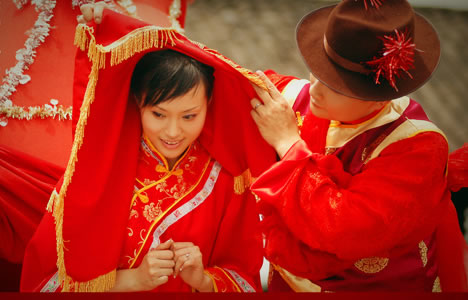 河南结婚习俗 河南农村结婚习俗 嫂子给将嫁的妹妹梳头