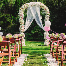 户外草坪婚礼布置图片 让婚礼充满自然的清新