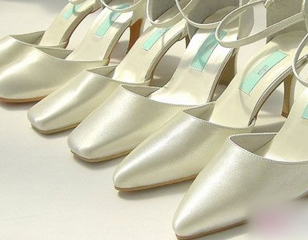 十款白色的优雅新娘婚鞋