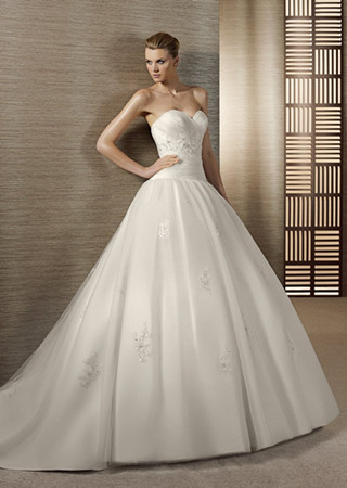 2012最新款婚纱礼服之白色婚纱经典解析