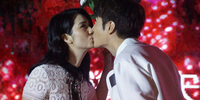 张丹峰与老婆洪欣携手亮相 当众亲吻大秀甜蜜