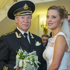 最新爷孙恋诞生 84岁俄罗斯演员迎娶24岁女学生